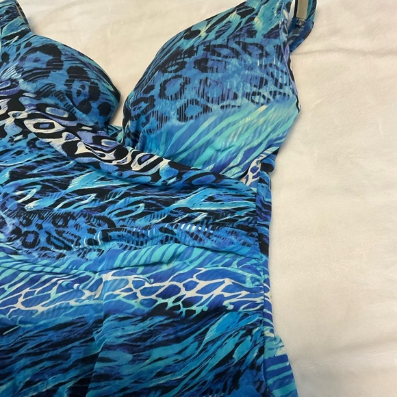 Miraclesuit Blue One Piece Swimsuit with V-Neckline and Ruched Bodice - Picture 6 of 15